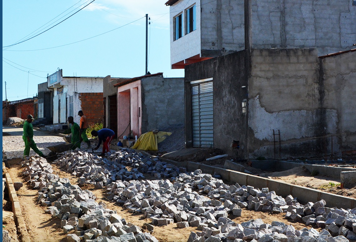 Moradores da rua João Mendes, em Humildes, vivem expectativa de conclusão da pavimentação