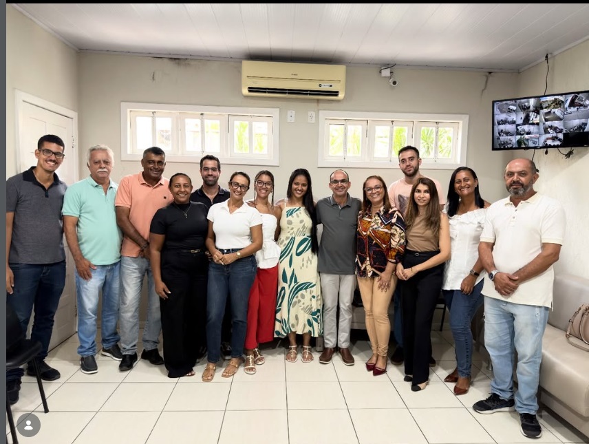 Prefeito de Candeal se reúne com vereadores para diálogo e planejamento em relação à seca no município.