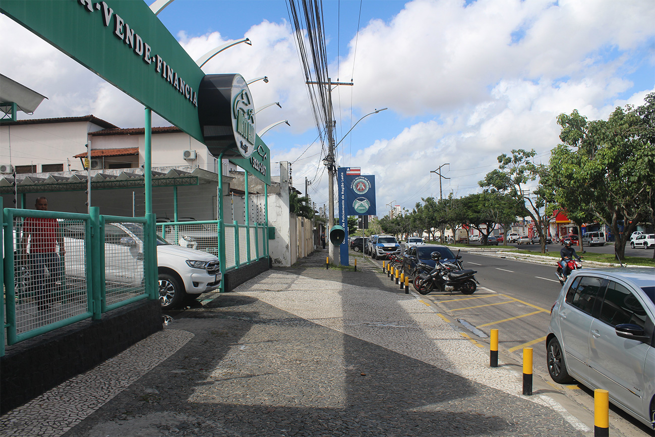 Avenida Maria Quitéria amanhece sem veículos nos passeios