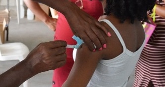 Feira recebe vacinas contra a dengue e inicia aplicação nesta quinta-feira