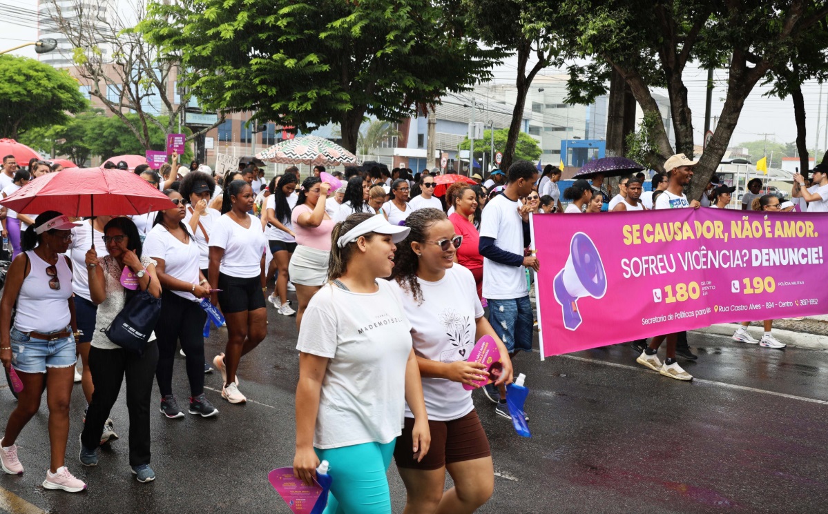 Feirenses apelam pelo fim da violência contra as mulheres durante caminhada