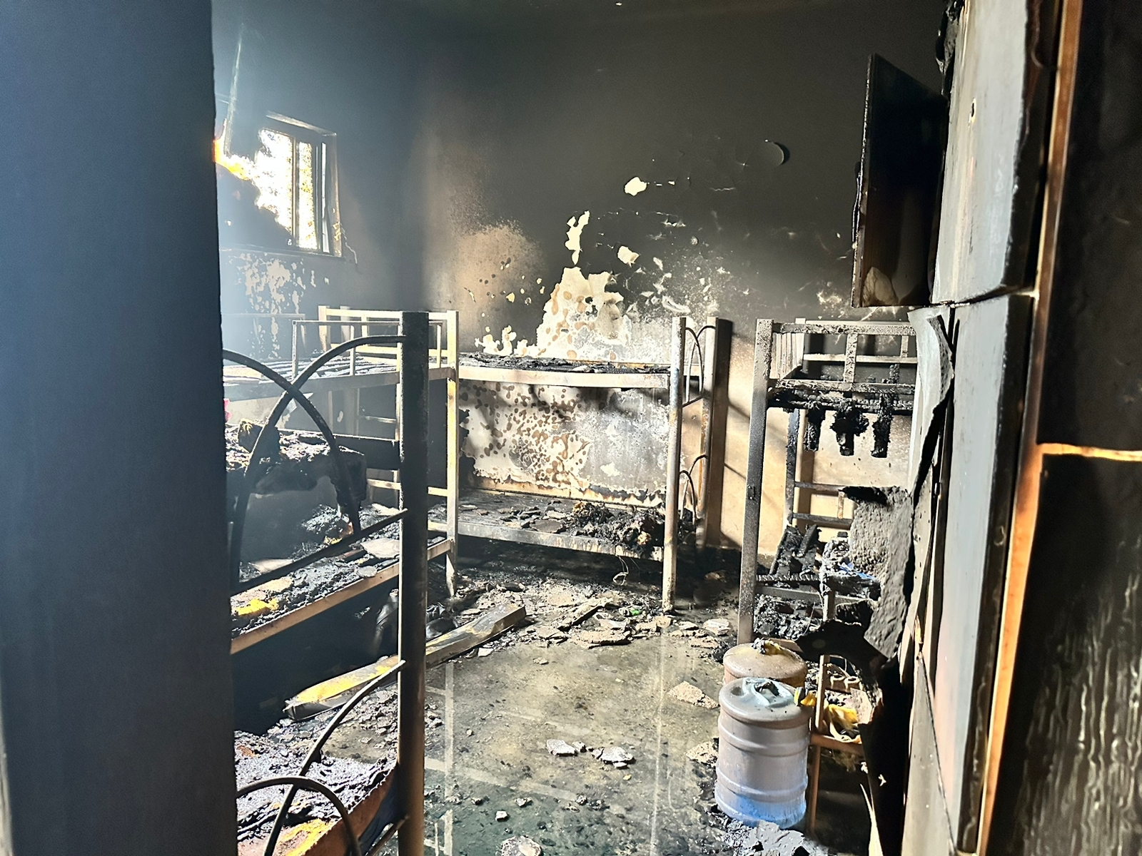 Incêndio atinge alojamento na sede do SAMU e atendimento está sendo feito em novo número