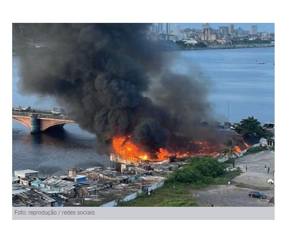 Incêndio destrói palafitas no Recife