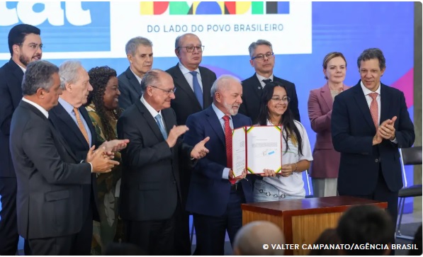 Lula sanciona lei contra adultização de crianças nas redes