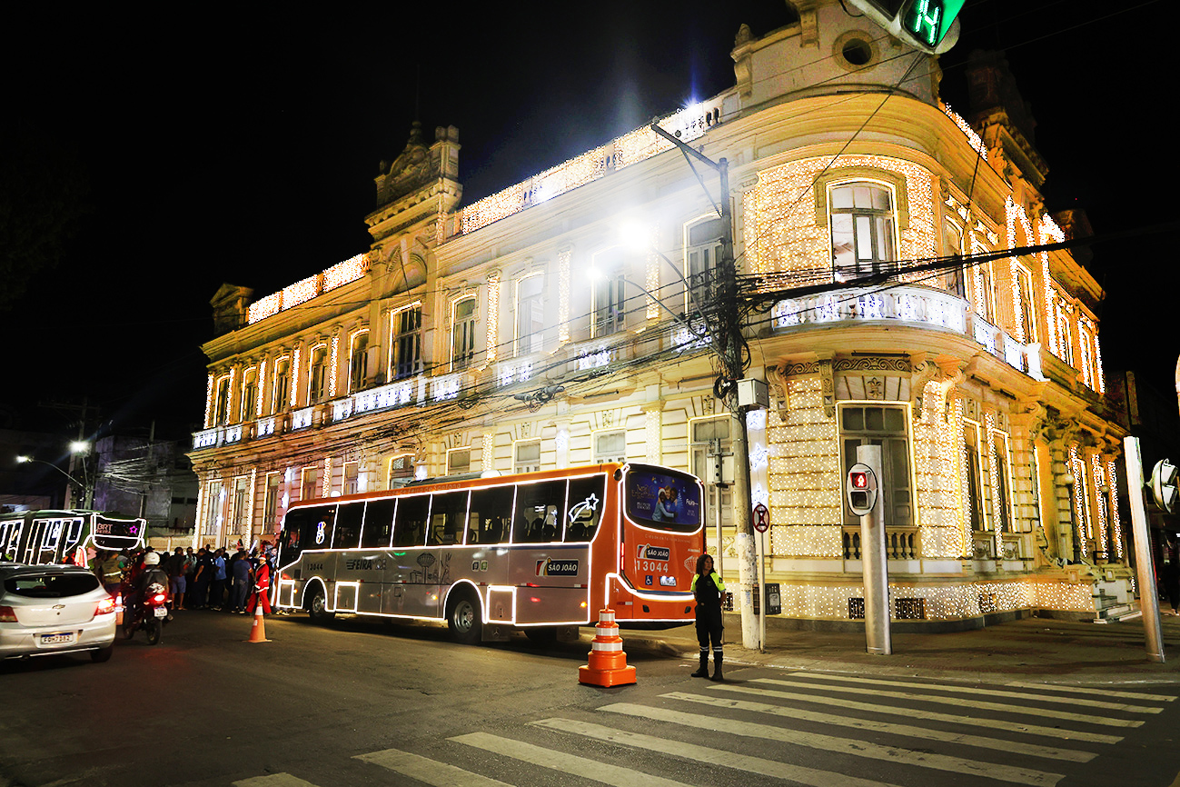 Prefeitura de Feira acende luzes de Natal e espalha espírito natalino contagiante