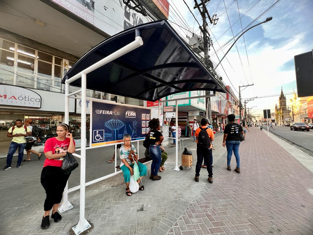 Prefeitura de Feira instala novos abrigos com QR Code no Novo Centro