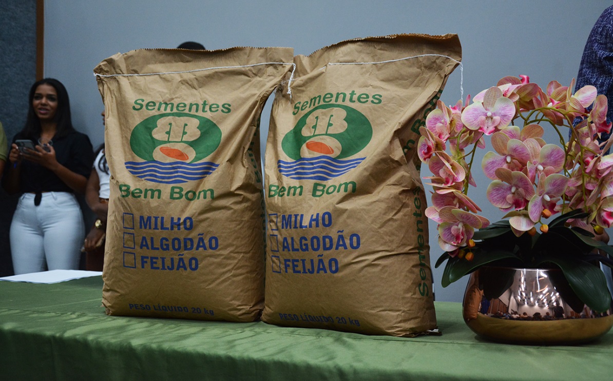 Prefeitura mobiliza frota e inicia entrega de sementes nos oito distritos nesta quarta-feira