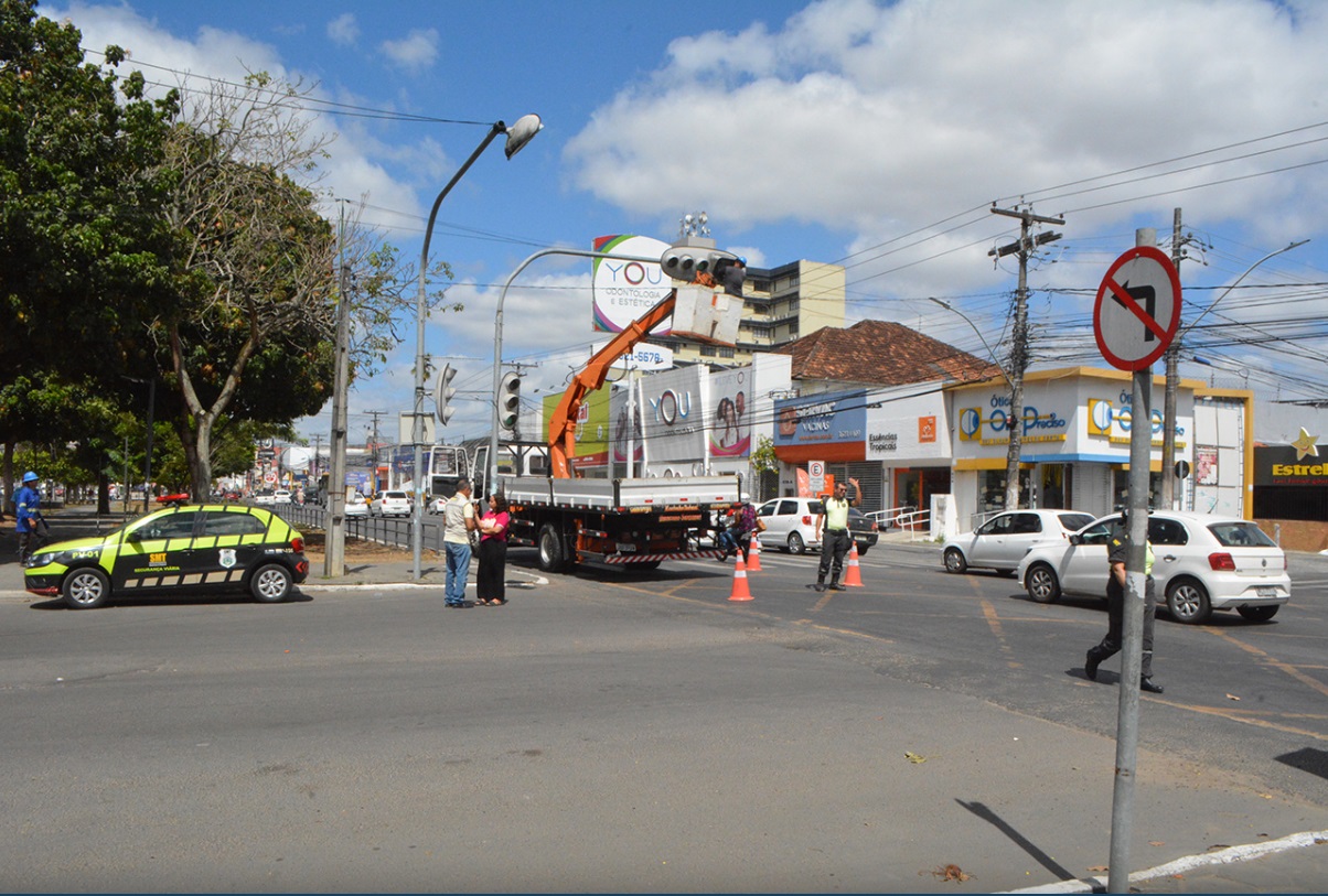 Prefeitura substitui 30 contadores regressivos em semáforos na Getúlio Vargas