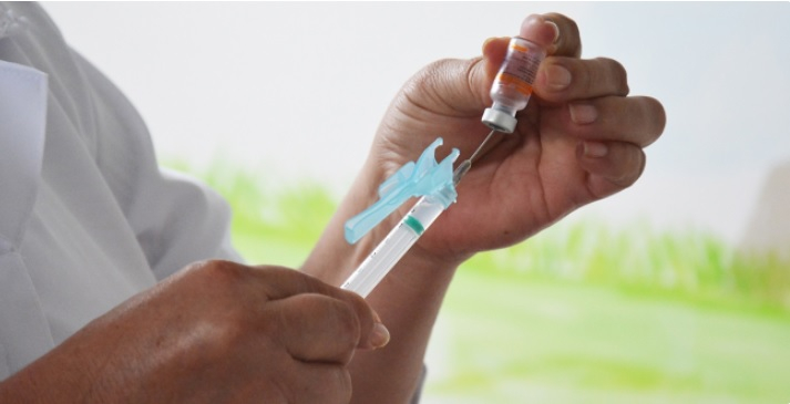Vacinação contra Covid para adolescentes e adultos nas unidades de saúde e Shopping Popular