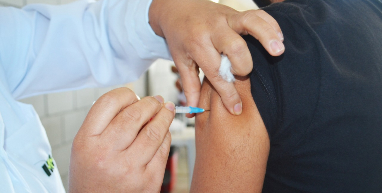 Vacinação nas unidades de saúde e Shopping Popular nesta quarta