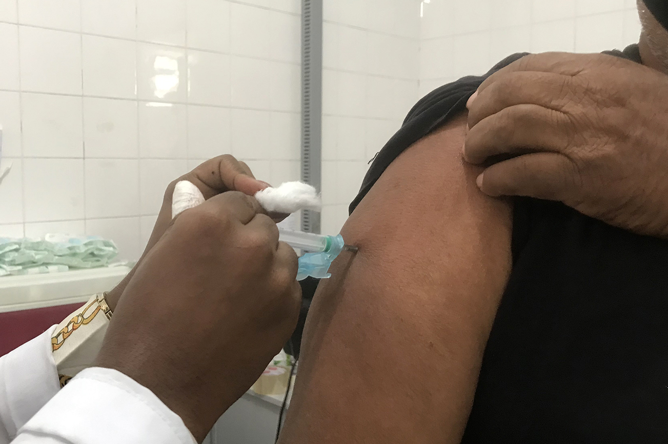 Vacinas contra sarampo, gripe e Covid disponíveis em todas as unidades de saúde